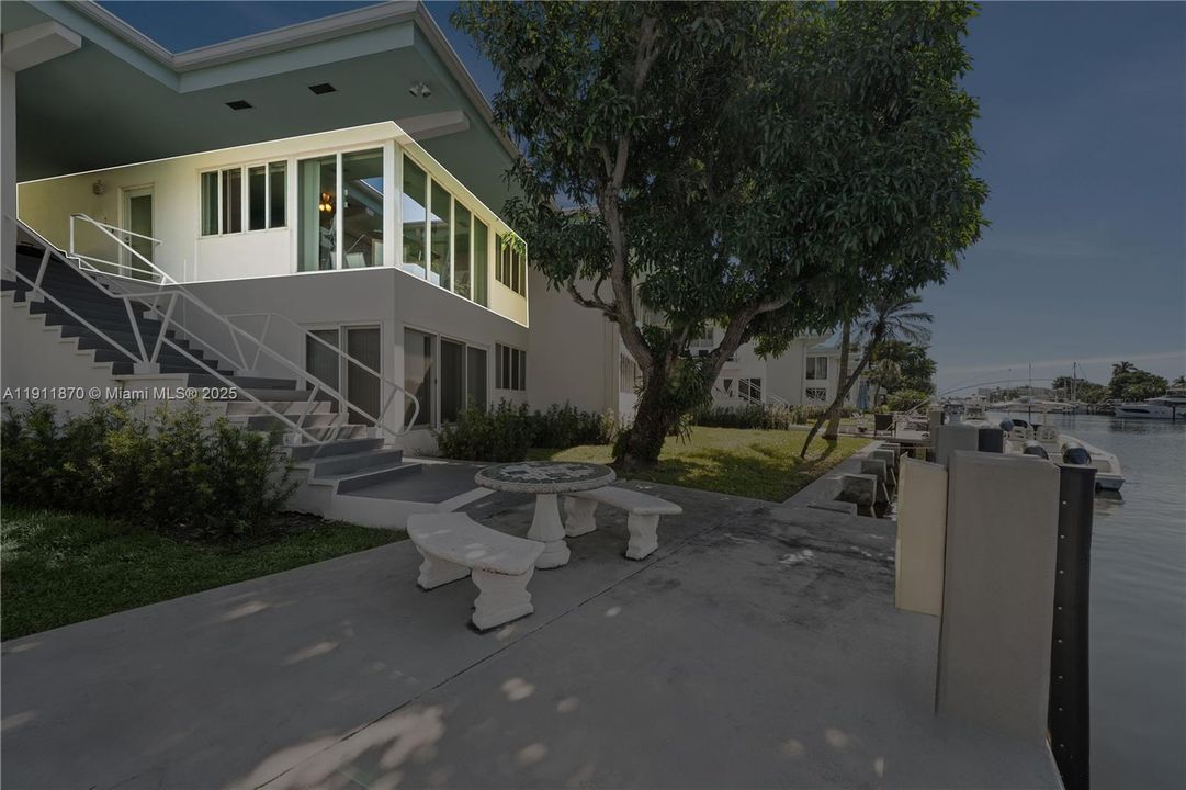 For Sale: $248,000 (1 beds, 1 baths, 760 Square Feet)