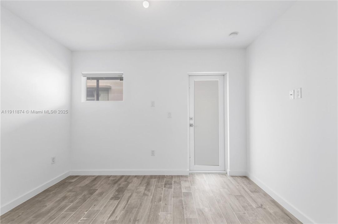 For Sale: $249,000 (1 beds, 1 baths, 422 Square Feet)