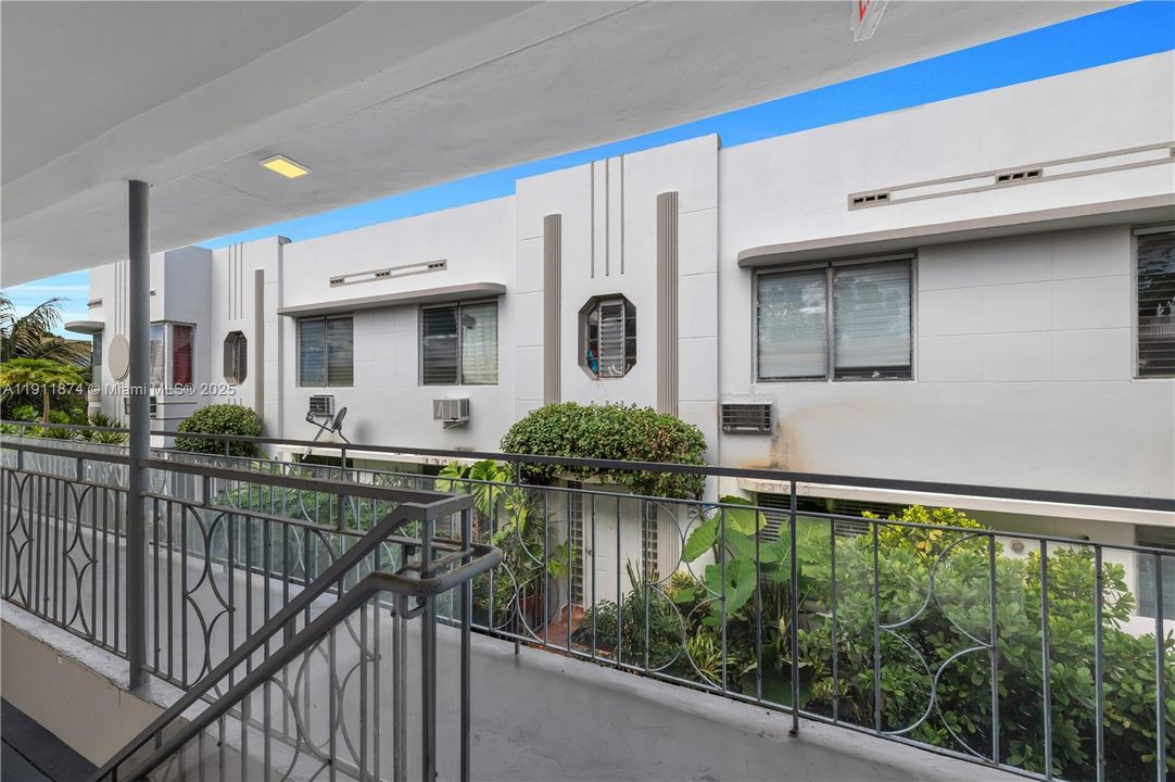 For Sale: $249,000 (1 beds, 1 baths, 422 Square Feet)