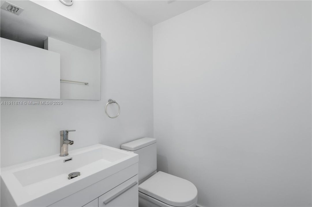 For Sale: $249,000 (1 beds, 1 baths, 422 Square Feet)