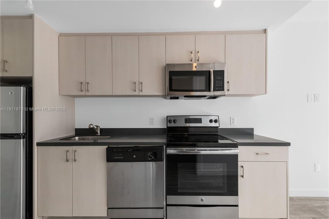 For Sale: $249,000 (1 beds, 1 baths, 422 Square Feet)