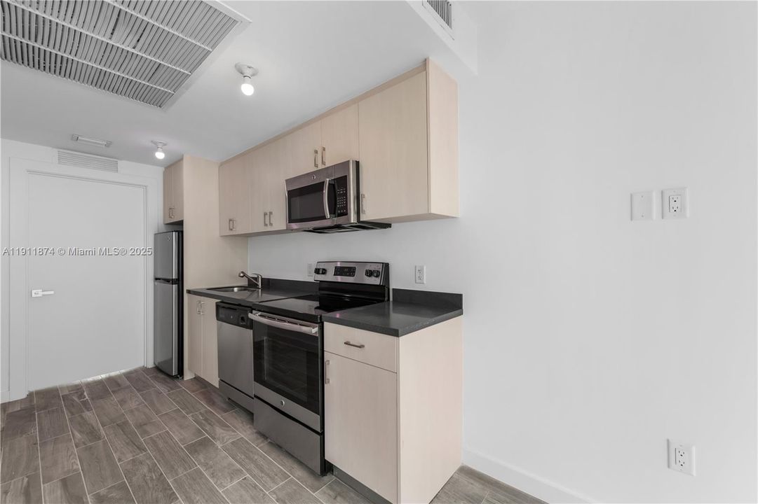 For Sale: $249,000 (1 beds, 1 baths, 422 Square Feet)