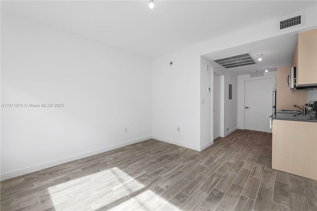 For Sale: $249,000 (1 beds, 1 baths, 422 Square Feet)