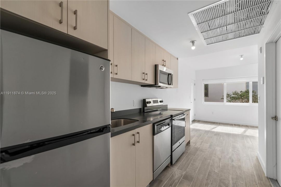 For Sale: $249,000 (1 beds, 1 baths, 422 Square Feet)