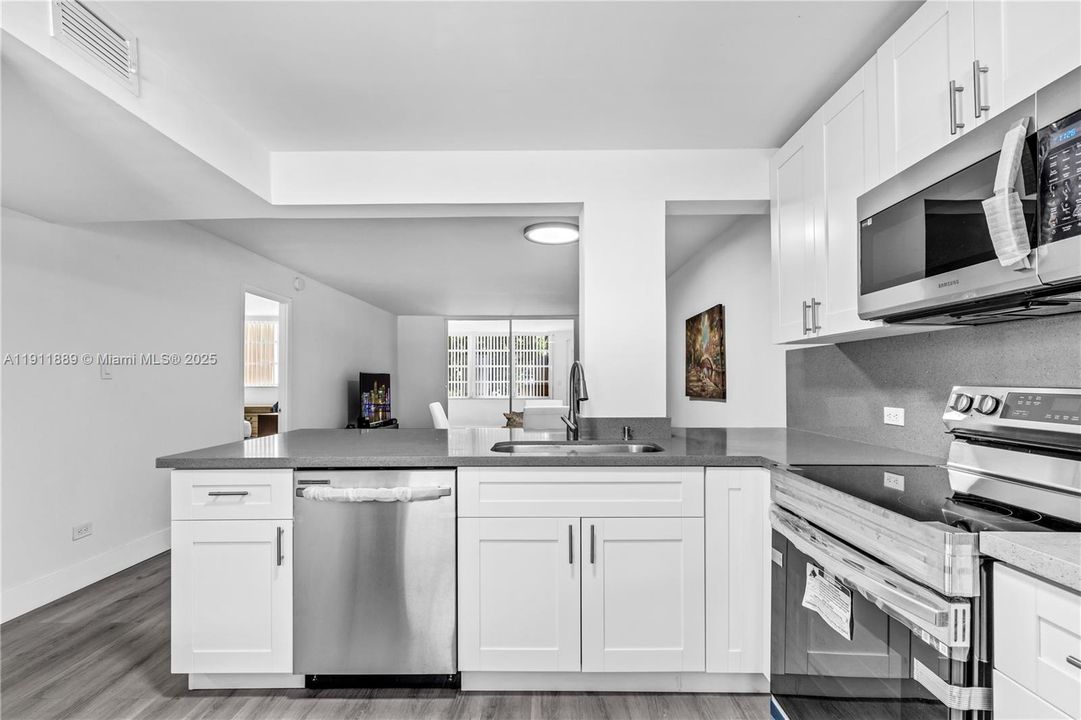 Active With Contract: $1,675 (1 beds, 2 baths, 1002 Square Feet)