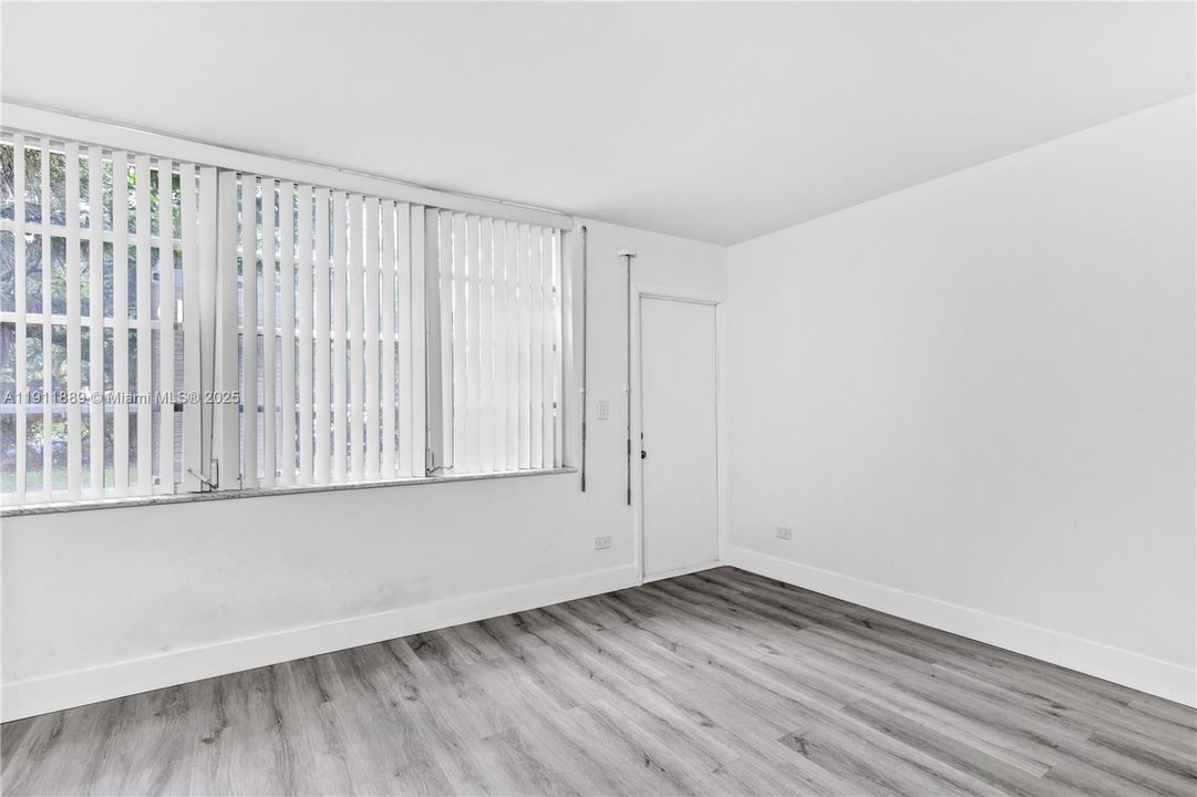 Active With Contract: $1,675 (1 beds, 2 baths, 1002 Square Feet)