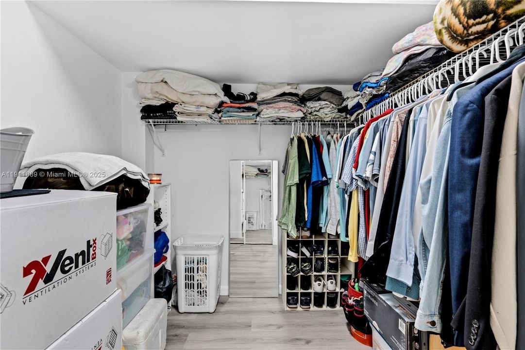 Active With Contract: $1,675 (1 beds, 2 baths, 1002 Square Feet)