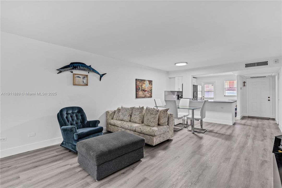 Active With Contract: $1,675 (1 beds, 2 baths, 1002 Square Feet)