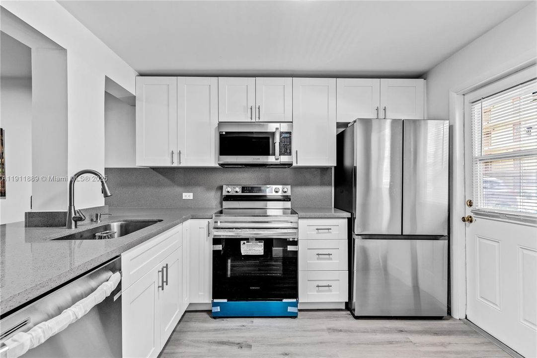 Active With Contract: $1,675 (1 beds, 2 baths, 1002 Square Feet)