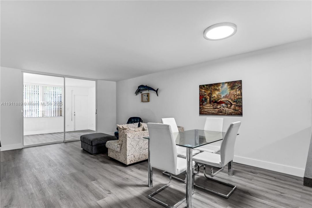 Active With Contract: $1,675 (1 beds, 2 baths, 1002 Square Feet)