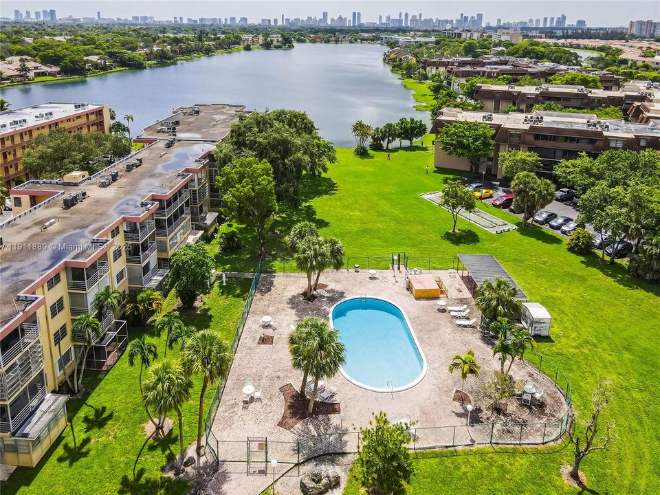 Active With Contract: $1,675 (1 beds, 2 baths, 1002 Square Feet)