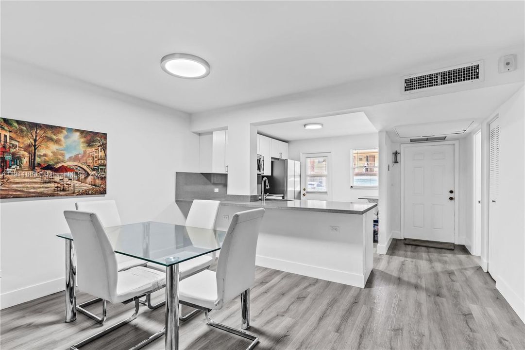 Active With Contract: $1,675 (1 beds, 2 baths, 1002 Square Feet)