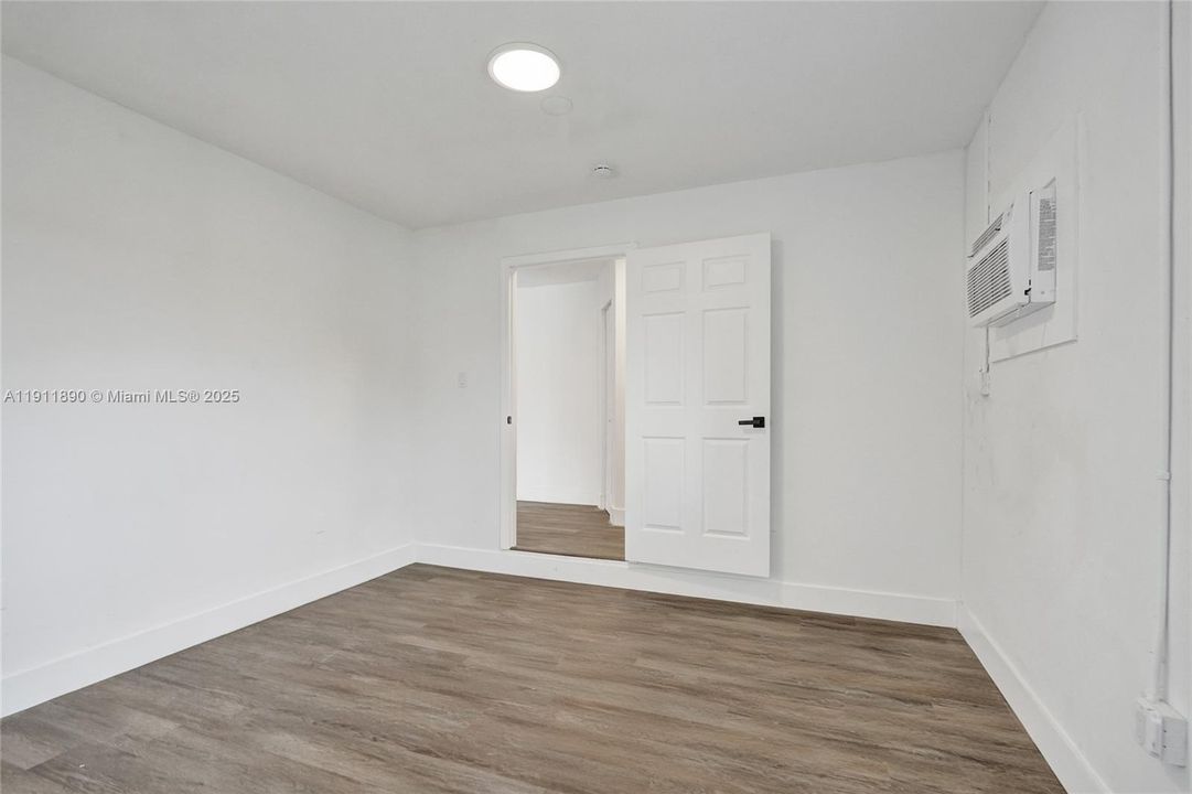 合同活跃: $560,000 (4 贝兹, 2 浴室, 1424 平方英尺)