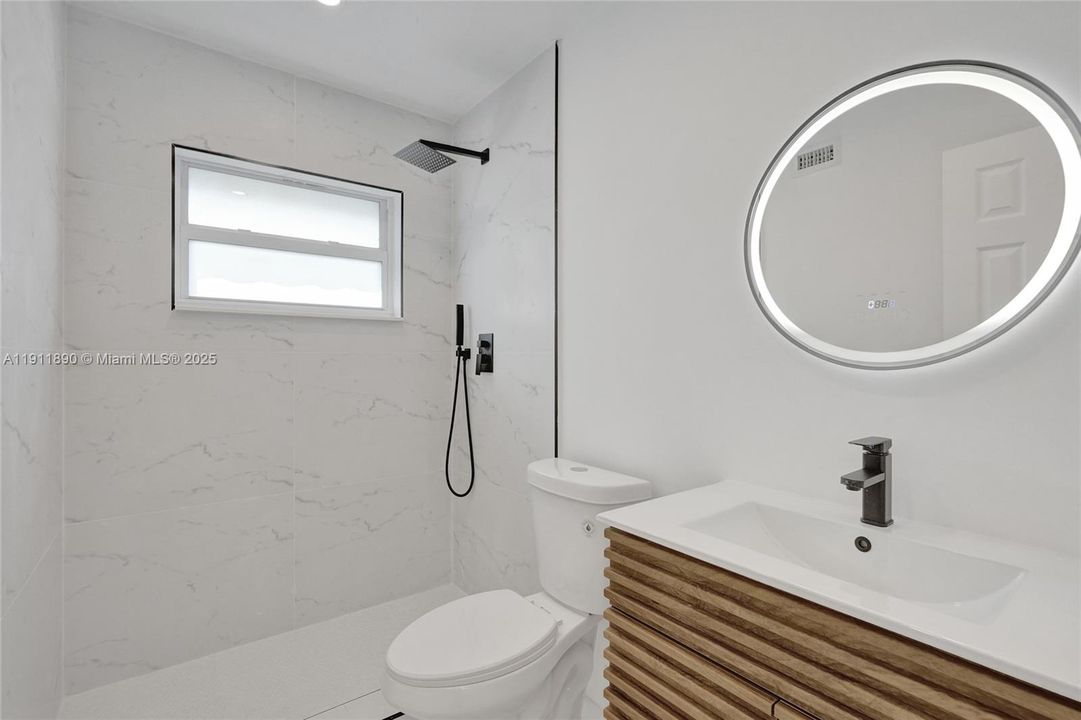 合同活跃: $560,000 (4 贝兹, 2 浴室, 1424 平方英尺)