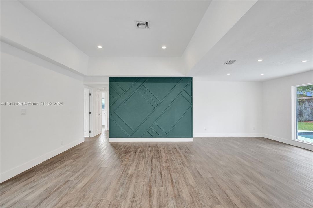 合同活跃: $560,000 (4 贝兹, 2 浴室, 1424 平方英尺)