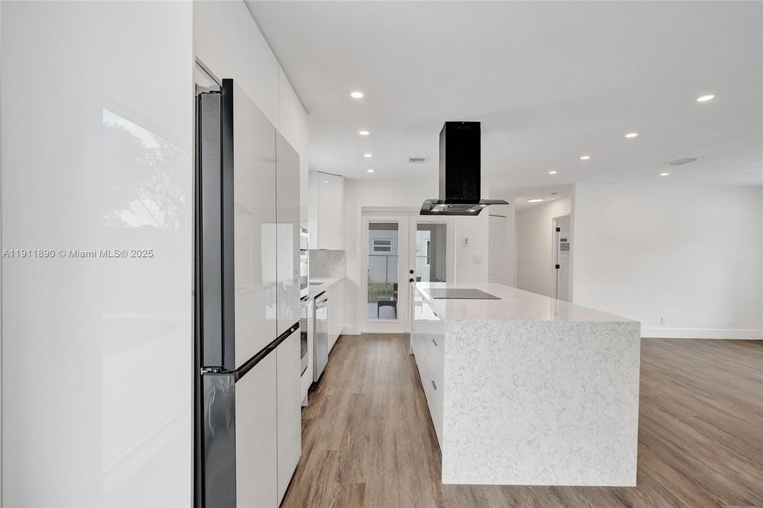 合同活跃: $560,000 (4 贝兹, 2 浴室, 1424 平方英尺)