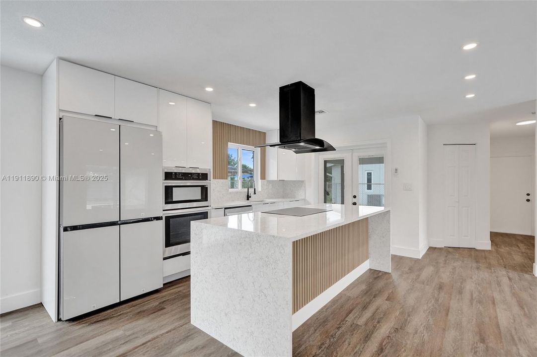 合同活跃: $560,000 (4 贝兹, 2 浴室, 1424 平方英尺)