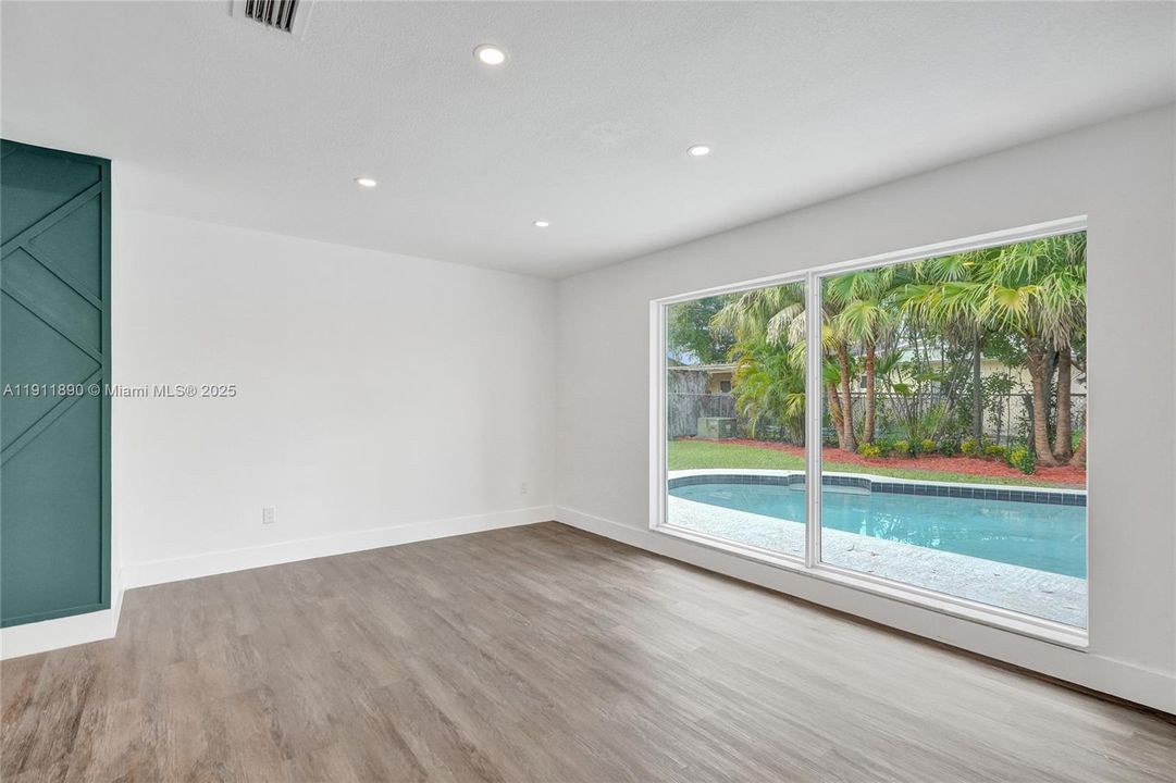 合同活跃: $560,000 (4 贝兹, 2 浴室, 1424 平方英尺)