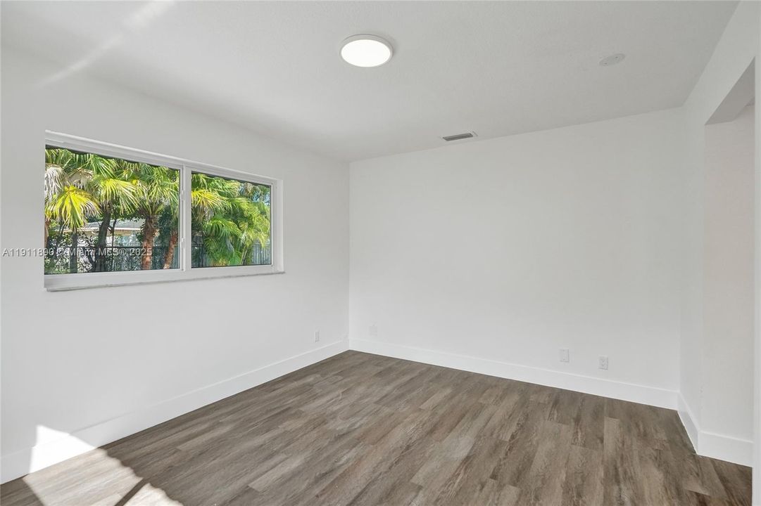 合同活跃: $560,000 (4 贝兹, 2 浴室, 1424 平方英尺)