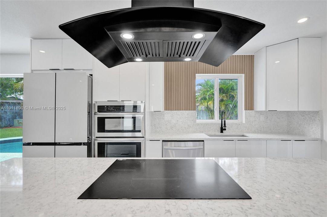 合同活跃: $560,000 (4 贝兹, 2 浴室, 1424 平方英尺)