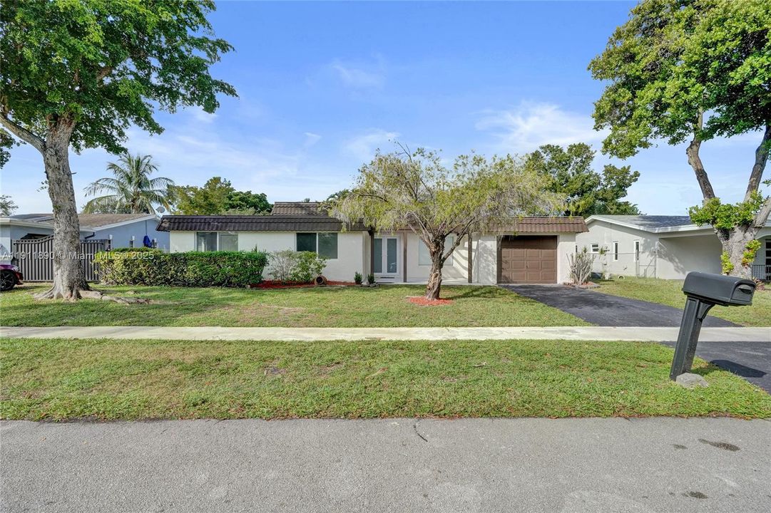 合同活跃: $560,000 (4 贝兹, 2 浴室, 1424 平方英尺)