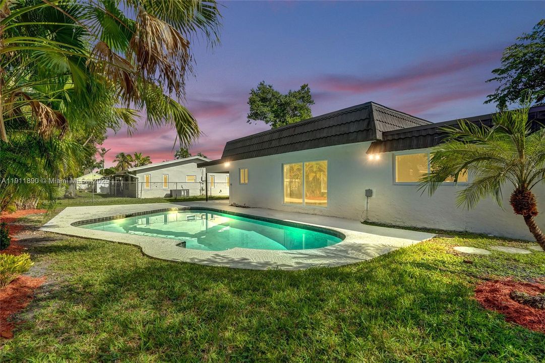 合同活跃: $560,000 (4 贝兹, 2 浴室, 1424 平方英尺)