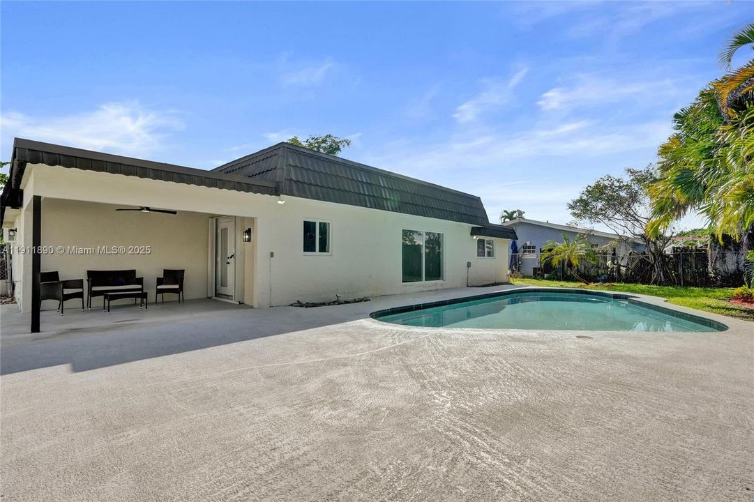 合同活跃: $560,000 (4 贝兹, 2 浴室, 1424 平方英尺)