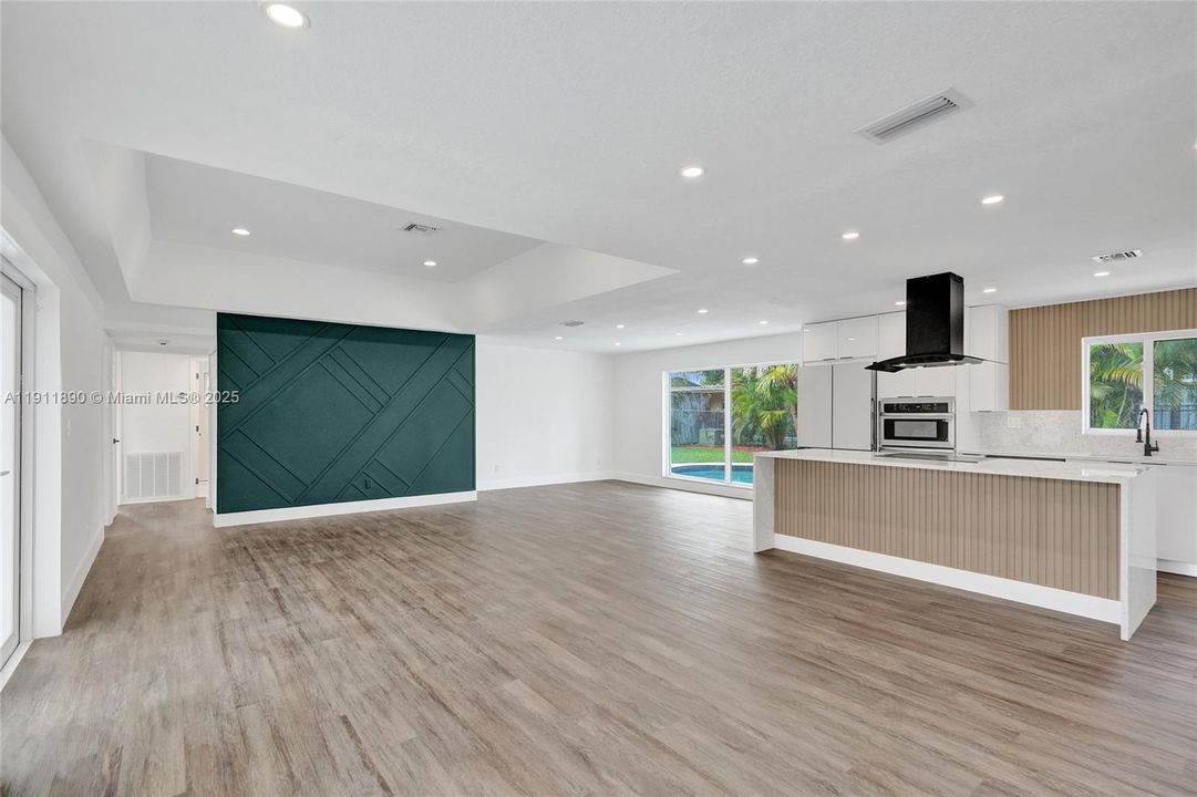 合同活跃: $560,000 (4 贝兹, 2 浴室, 1424 平方英尺)