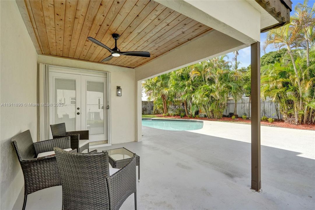 合同活跃: $560,000 (4 贝兹, 2 浴室, 1424 平方英尺)