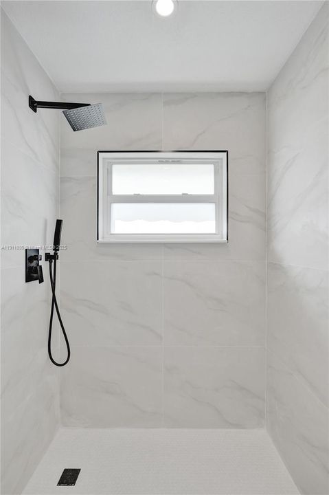 合同活跃: $560,000 (4 贝兹, 2 浴室, 1424 平方英尺)