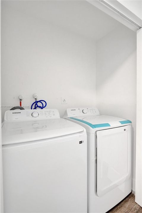 合同活跃: $560,000 (4 贝兹, 2 浴室, 1424 平方英尺)