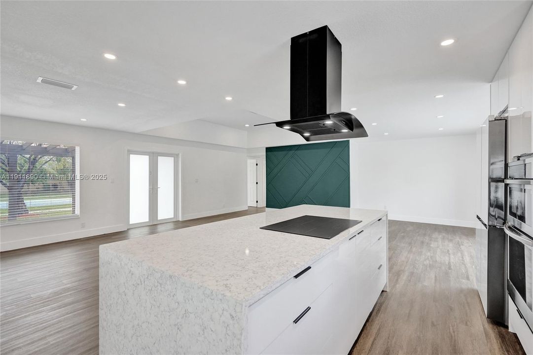 合同活跃: $560,000 (4 贝兹, 2 浴室, 1424 平方英尺)