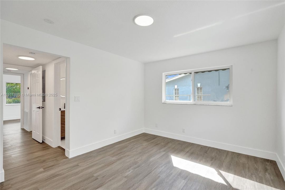 合同活跃: $560,000 (4 贝兹, 2 浴室, 1424 平方英尺)