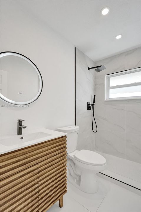 合同活跃: $560,000 (4 贝兹, 2 浴室, 1424 平方英尺)