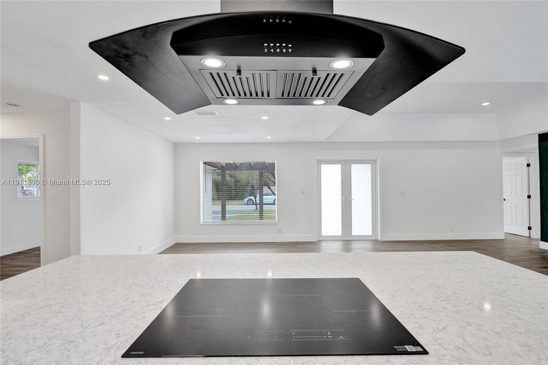 合同活跃: $560,000 (4 贝兹, 2 浴室, 1424 平方英尺)