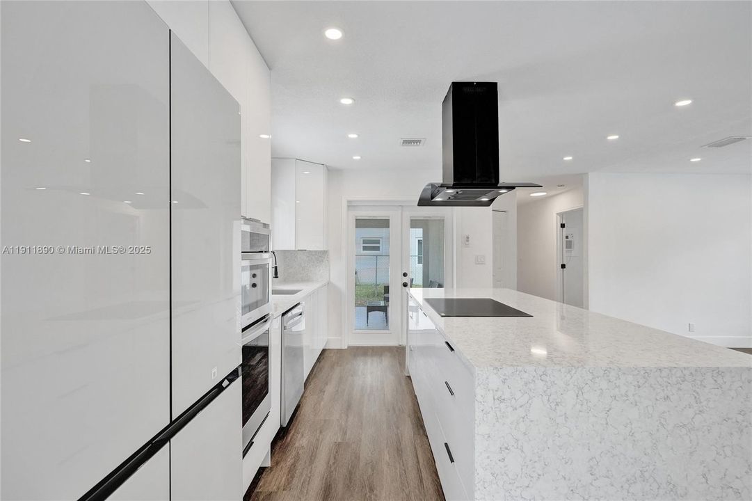 合同活跃: $560,000 (4 贝兹, 2 浴室, 1424 平方英尺)