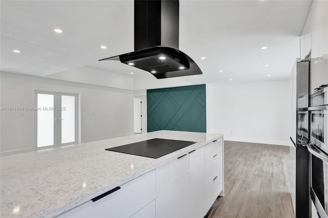 合同活跃: $560,000 (4 贝兹, 2 浴室, 1424 平方英尺)