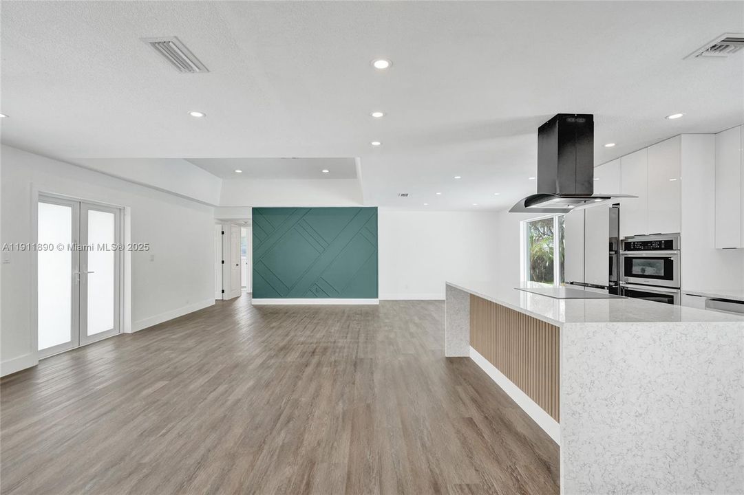 合同活跃: $560,000 (4 贝兹, 2 浴室, 1424 平方英尺)