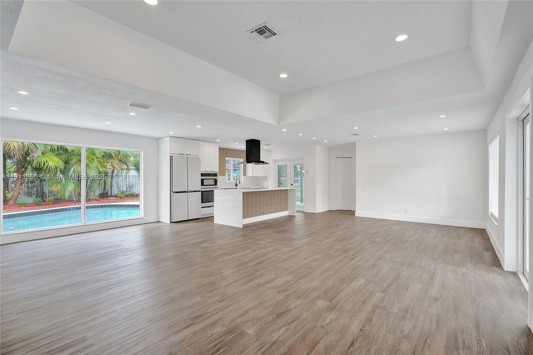 合同活跃: $560,000 (4 贝兹, 2 浴室, 1424 平方英尺)