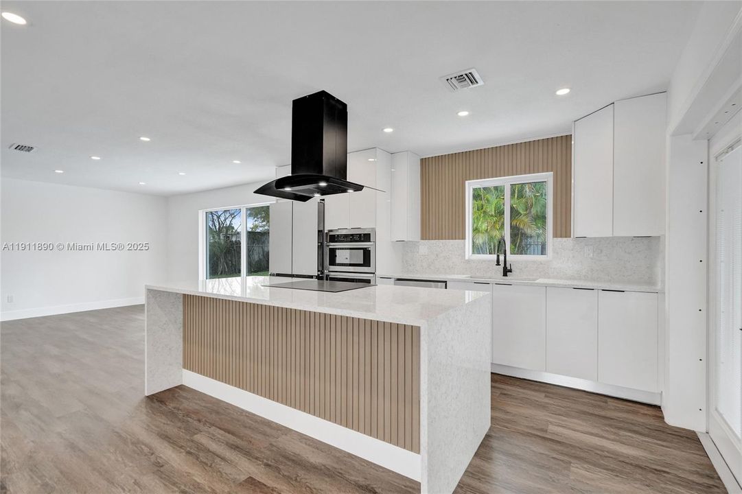 合同活跃: $560,000 (4 贝兹, 2 浴室, 1424 平方英尺)