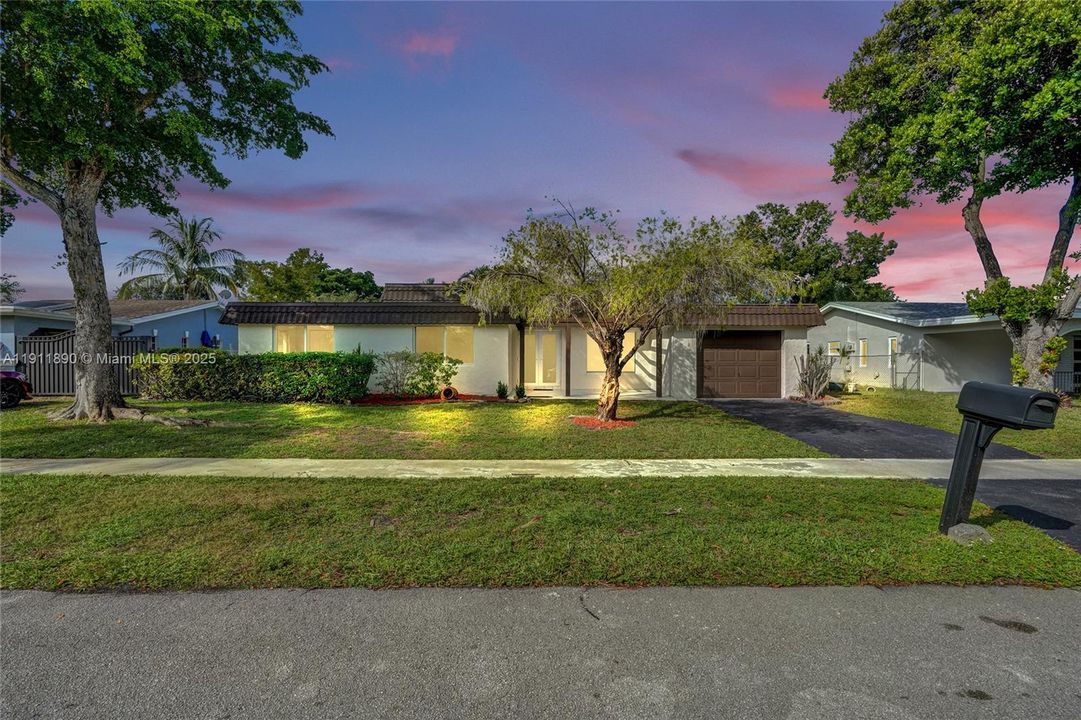 合同活跃: $560,000 (4 贝兹, 2 浴室, 1424 平方英尺)