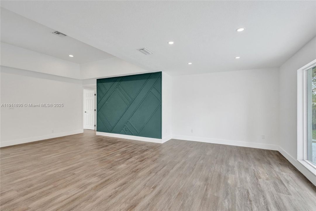 合同活跃: $560,000 (4 贝兹, 2 浴室, 1424 平方英尺)