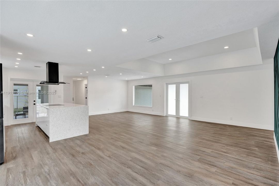 合同活跃: $560,000 (4 贝兹, 2 浴室, 1424 平方英尺)