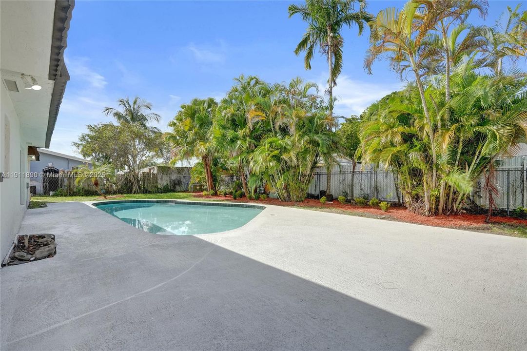 合同活跃: $560,000 (4 贝兹, 2 浴室, 1424 平方英尺)