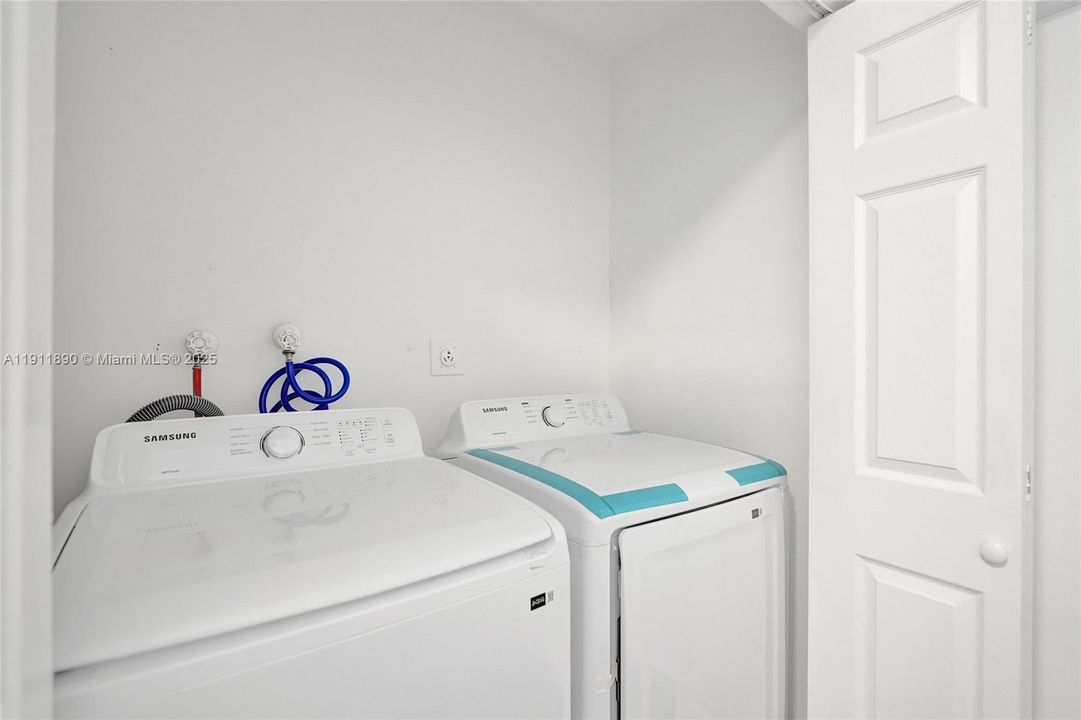 合同活跃: $560,000 (4 贝兹, 2 浴室, 1424 平方英尺)