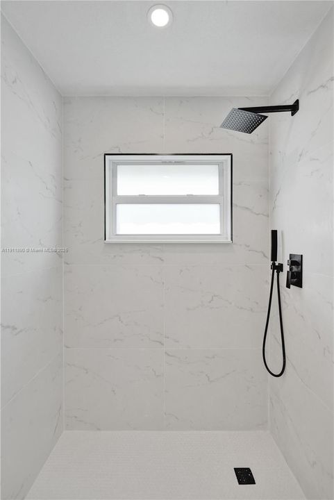 合同活跃: $560,000 (4 贝兹, 2 浴室, 1424 平方英尺)