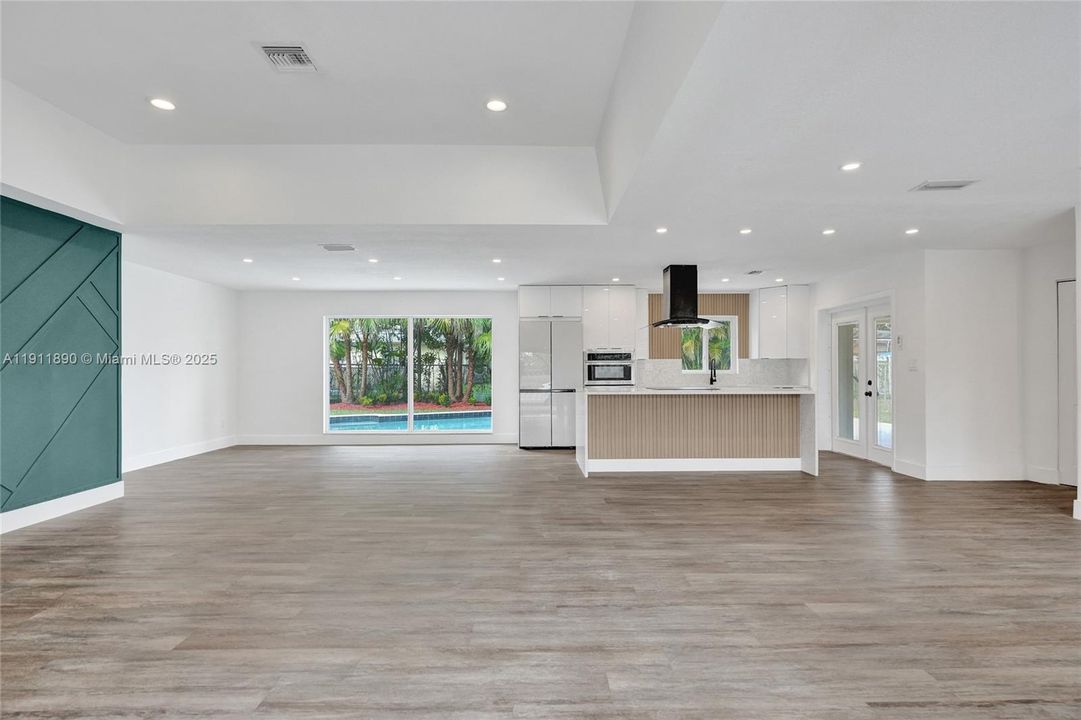 合同活跃: $560,000 (4 贝兹, 2 浴室, 1424 平方英尺)