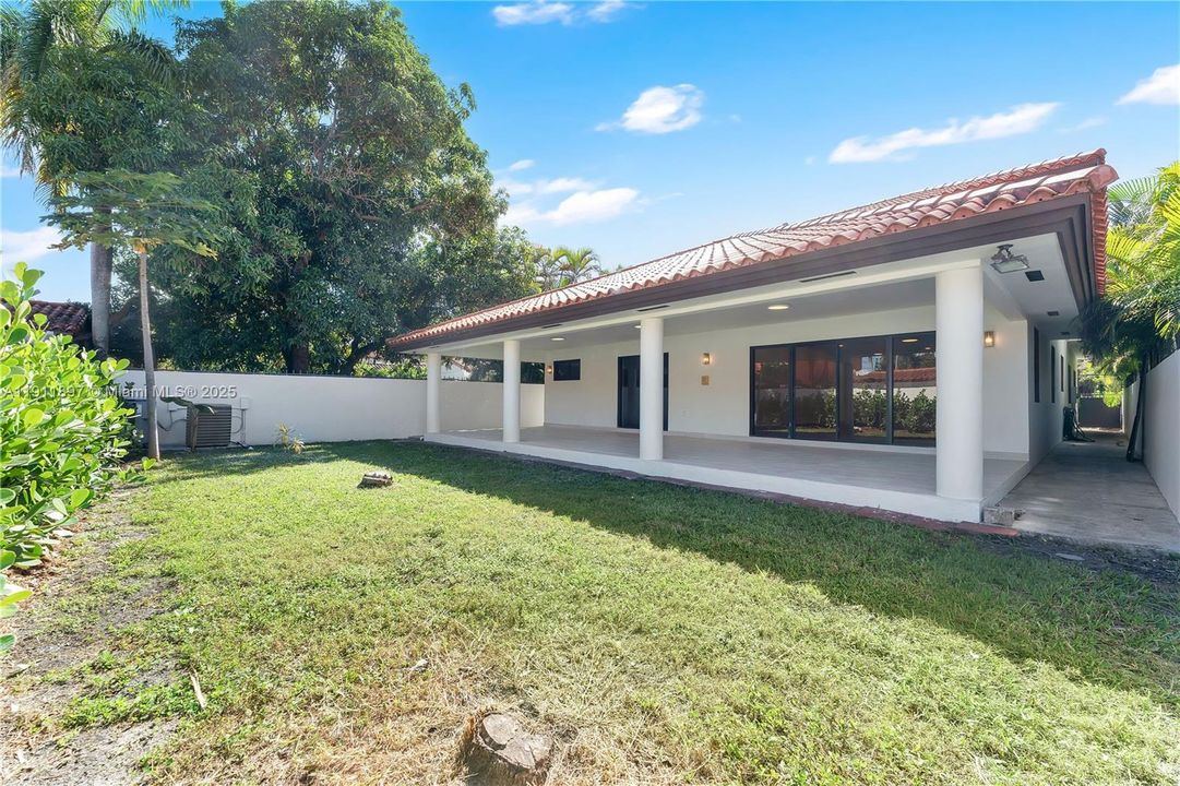 合同活跃: $13,500 (5 贝兹, 4 浴室, 3538 平方英尺)