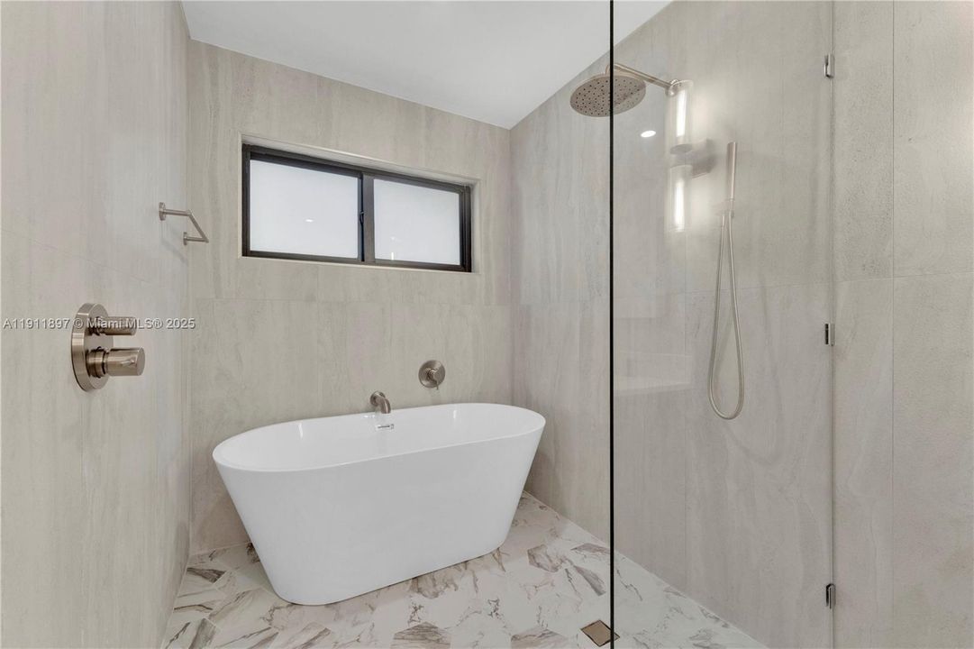 合同活跃: $13,500 (5 贝兹, 4 浴室, 3538 平方英尺)