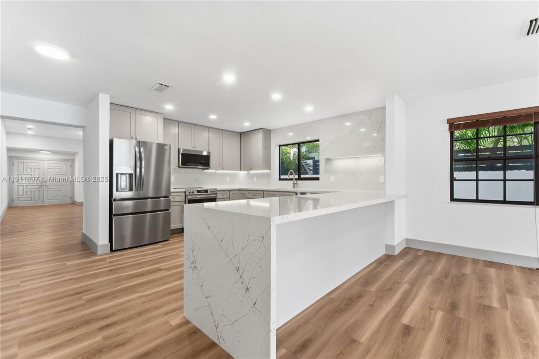 合同活跃: $13,500 (5 贝兹, 4 浴室, 3538 平方英尺)